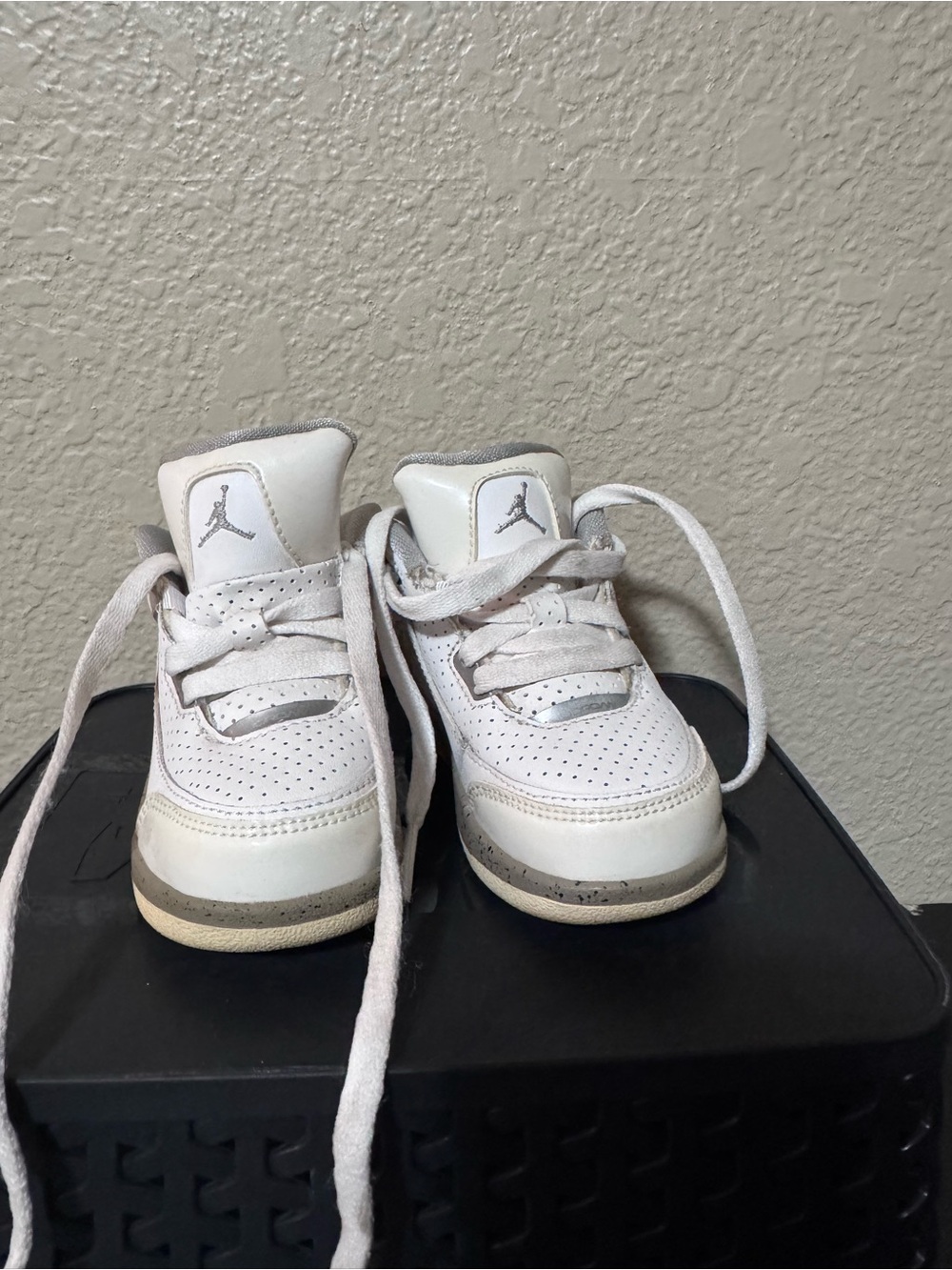 Air Jordan Toddlers' White Gray Retro Sneakers